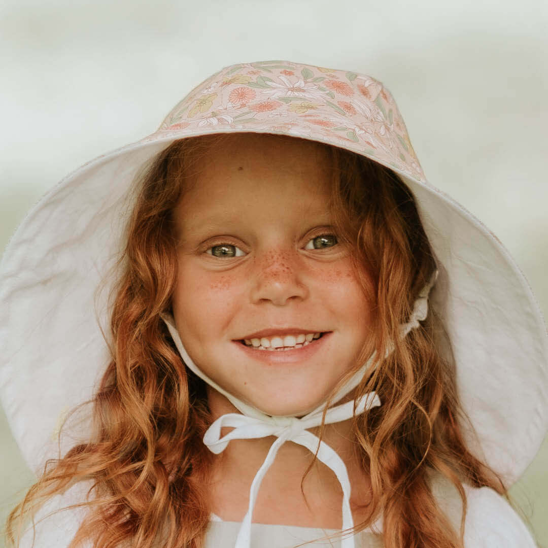 'Sightseer' Girls Wide-Brimmed Sun Bonnet -Wildflower / Blanc